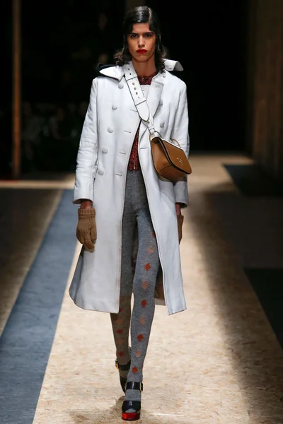 Look 16